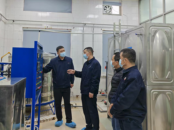 121762939611975502.jpg 11月12日,趙強到純凈水廠視察工作.jpg