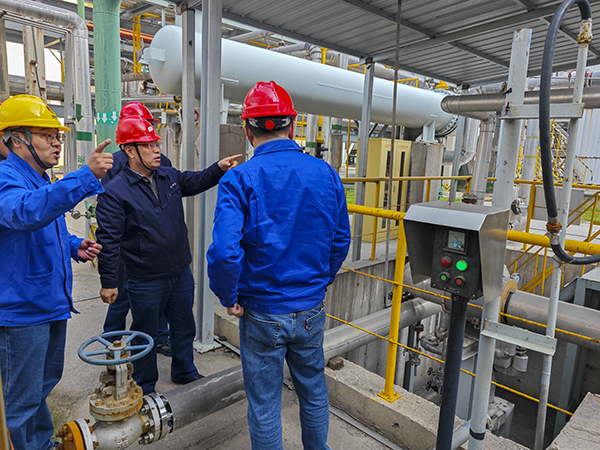 131762987995195566.jpg 11月12日,公司領(lǐng)導(dǎo)深入現(xiàn)場(chǎng)檢查1.jpg