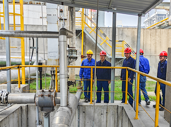 131762988014819179.png 11月12日,公司領(lǐng)導(dǎo)深入現(xiàn)場(chǎng)檢查3.png