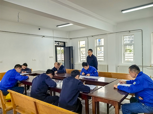 141763110589119787.jpg 2025年11月13日下午,物料車間班組長(zhǎng)常用安全生產(chǎn)標(biāo)準(zhǔn)規(guī)范匯編學(xué)習(xí)筆答考試現(xiàn)場(chǎng)。.jpg