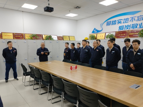 圖1 交接班會韓主任重點傳達防凍方案。.jpg