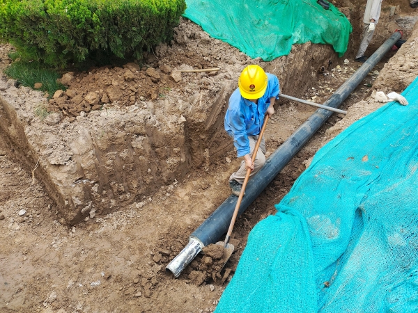 201763605047883362.jpg 檢修人員修整坑道,利于管口對接 (1).jpg