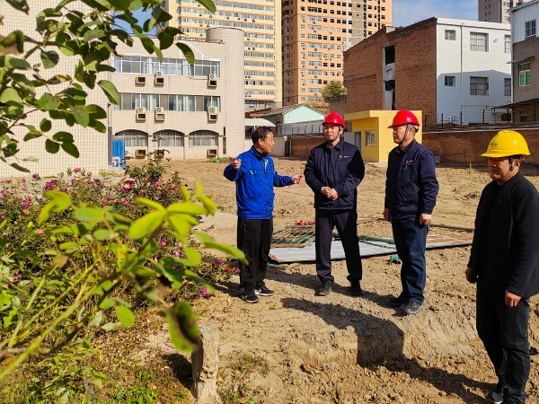 211763713707500088.jpg 11月20日上午,集團公司黨委書記、董事長、總經理趙強親臨辦公樓南側綠化改造升級工程現場實地督導工作-1.jpg