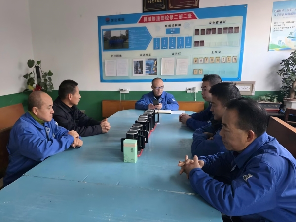 281764290681211330.jpg 每天早晨各班組認真開展安全教育學習.jpg